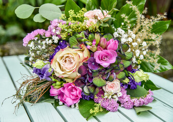Ein Blumenstrauß im Boho Style  mit Rosen und Trockenblumen 
