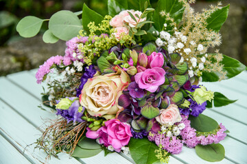 Ein Blumenstrauß im Boho Style  mit Rosen und Trockenblumen 
