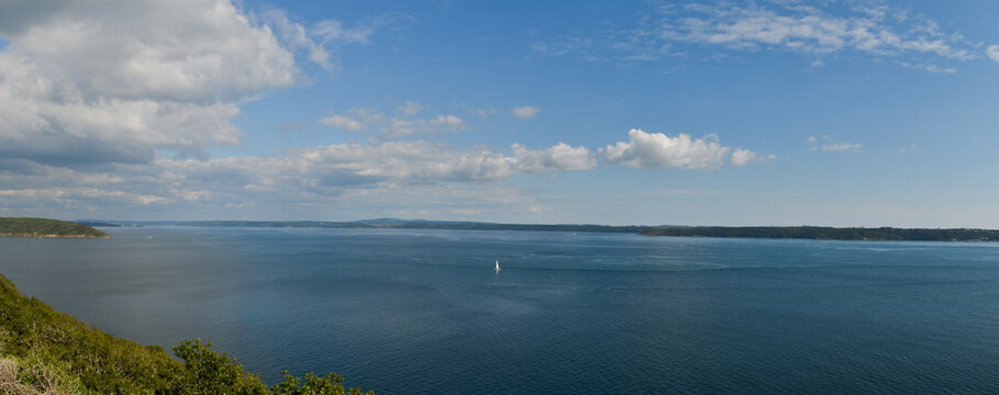 vue panoramique sur la rade de Brest en France avec ciel bleu et m&egrave;re calme avec voilier