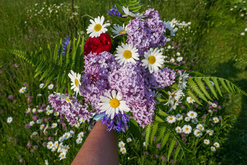 Ein Natur Blumenstrauß mit Flieder und Margeriten überreichen schenken 