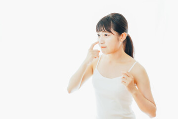 コンタクトレンズを装着する若い女性