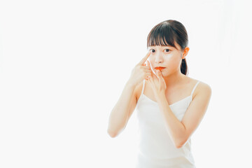 コンタクトレンズを装着する若い女性