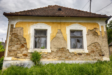 Fototapeta na wymiar Altes Haus mit schlechtem Mauer