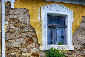 Altes Fenster in einem alten Haus
