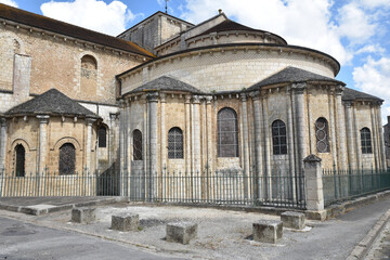Fototapeta na wymiar Chevet de l'église romane Saint-Hilaire à Poitiers, France 