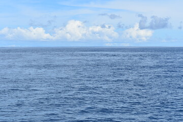 Obraz premium Tranquil ocean water きれいな青空と雲と海 地平線のグラデーションのイメージ 風景背景テクスチャー素材