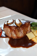 solomillo en salsa con patatas y tomate