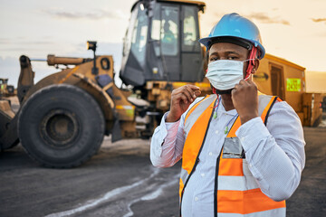 Foreman putting on face mask