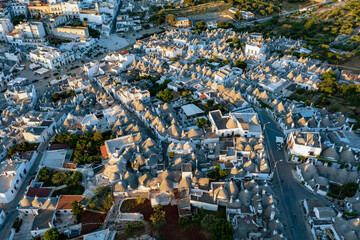 Obraz premium Aerial view of alberobello at sunset, the city of trulli in Puglia. a magical city and a beautiful landscape