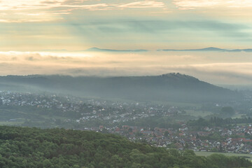 Blick vom Dörnberg ins neblige hessische Bergland