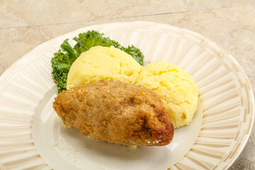 Crispy chicken cutlet with mashed potato