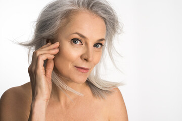 Obraz premium Woman is standing with naked shoulders in front of the camera