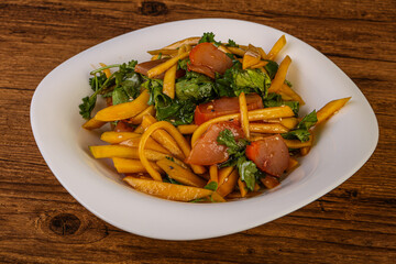 Salad with mango and chicken