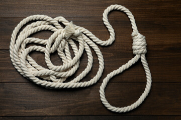 Obraz premium Rope noose on wooden table, top view