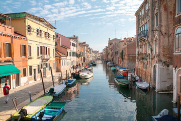 Fototapeta na wymiar Canal de Venise en automne