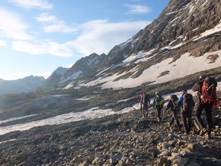 Groupe de randonneur alpinistes en haute montagne dans les pyr&eacute;n&eacute;es sur glace et neige