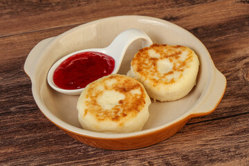 Cottage cheese pancakes with strawberry jam