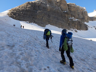 groupe de randonneurs en haute montagne avec glace et neige en crampons et piolet