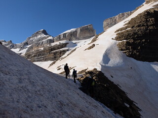 Alpinistes en montagne dans les Pyrénées à la brèche de Roland dans le cirque de Gavarnie sur la neige et la glace