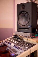 Enceinte de monitoring, interface audio connexion câble - studio d'enregistrement musique
