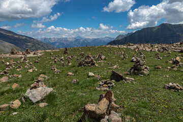 Un jardin de Cairns ,  Paysage des Ecrins en été  , Hautes -Alpes , Alpes , France