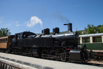 Plakat Vieille locomotive à vapeur s'apprêtant à quitter la gare