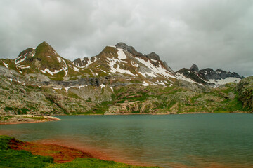 El ibón de Estanés o Astanés (ibón significa en aragonés, un pequeño lago glaciar situado generalmente por encima de los 2000 metros). Se encuentra en los Pirineos, entre Huesca (España) y Francia.