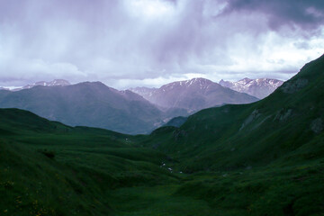 Obraz na płótnie Canvas Impresionante paisaje de alta montaña verde y nevado. Se encuentra en el lado norte (francés) de los Pirineos cerca del pueblo de Borce en un día nublado de junio.