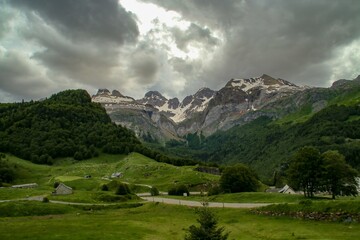 Fototapeta premium Picos de Aspe y Labata en la cara norte de los Pirineos (lado francés). Bonito paisaje de montañas un día de tormentas a finales de primavera.