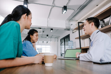 Obraz premium medicare General practitioners are consultation, examining and giving advice, diagnosis of health problems, discussion health care and insurance patients in clinics, the concept healthy health care