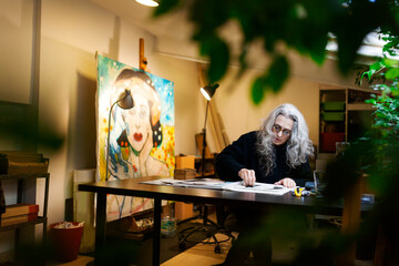 Artist hand drawing a portrait