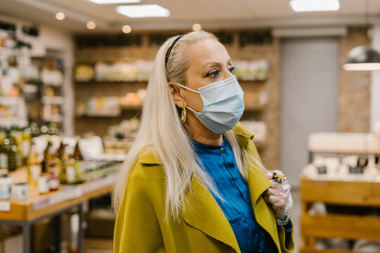 senior woman shopping at zero waste store  - Powered by Adobe