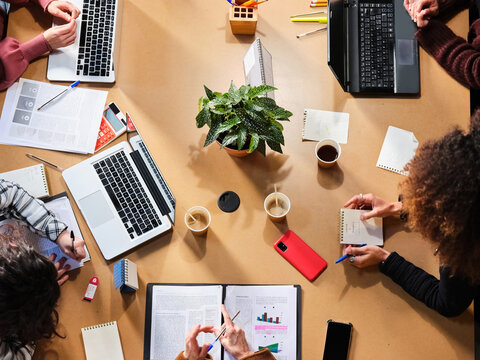 Workplace with sustainable cups from above.