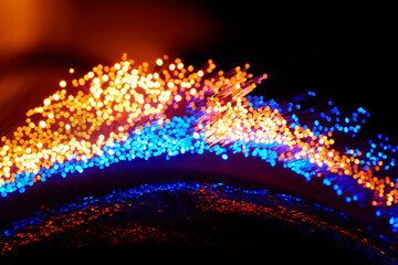 In Lichtleitern tritt farbiges Licht am Ende aus.