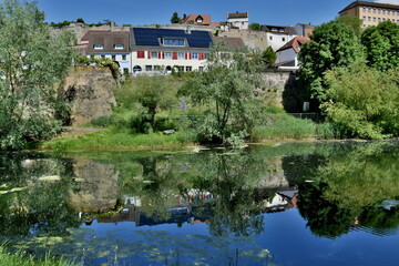 Fototapeta na wymiar Häuser am Wasser in Breisach