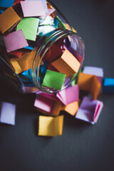 Glas mit bunten Losen