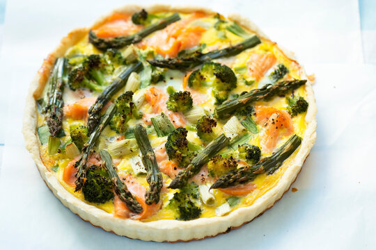 Quiche with salmon, broccoli, green asparagus