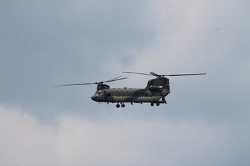 helicopter chinook flying
