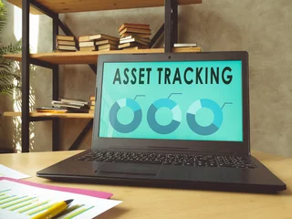 Stickers pour porte Chemin de fer Laptop with asset tracking data on the screen.