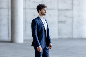 Gesch&auml;ftsmann schaut von links nach rechts