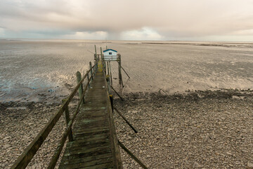 cabanes de pêche appelées aussi pêcheries le long de l'océan atlantique près de la Rochelle en Charente Maritime