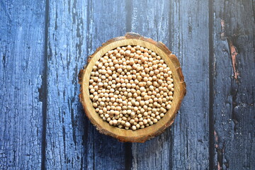 Raw whole dried white peas