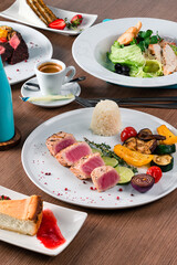 Medium grilled tuna steak with vegetables