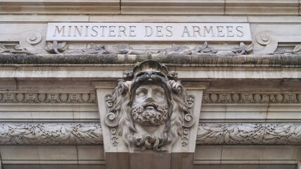 Ministère des Armées français, inscrit sur la façade d'un bâtiment ancien, avec un mascaron,...