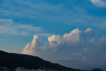 ６月の梅雨の晴れ間、六甲山と甲山の上空に積乱運（入道雲）がもくもくと発生する。大気の状態が不安定なとき。