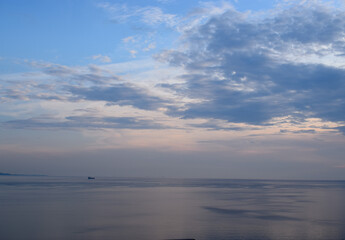 Fototapeta na wymiar Relaxing landscape of the sunset over the sea