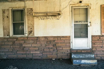 Keuken spatwand met foto Old rusty vacancy sign and no pets sticker on the door of rooms at an abandoned motel © MelissaMN