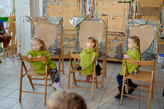 drawing lessons in a creative studio for children