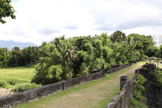 Tayabas gr&uuml;ne Malagonlong Br&uuml;cke ist eine der &auml;ltesten Br&uuml;cken, sie ist 136 Meter lang. Die Br&uuml;cke wurde zwischen 1840 und 1850  gebaut, sie &uuml;berquert den Dumaca Fluss, Provinz Quezon, Philippinen 