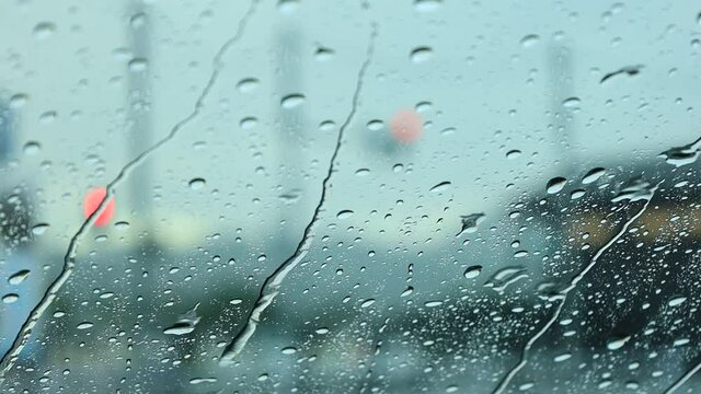 雨の日　窓ガラスの水滴　自動車運転　イメージ